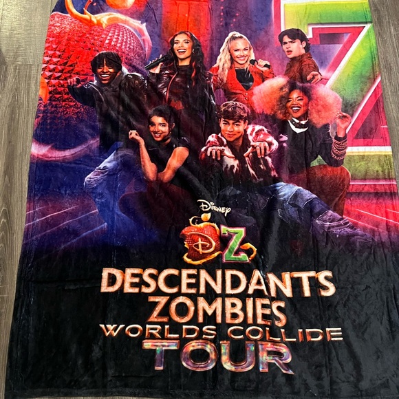 NEW Disney Descendants Zombies Worlds Collide Tour Blanket - Picture 1 of 3